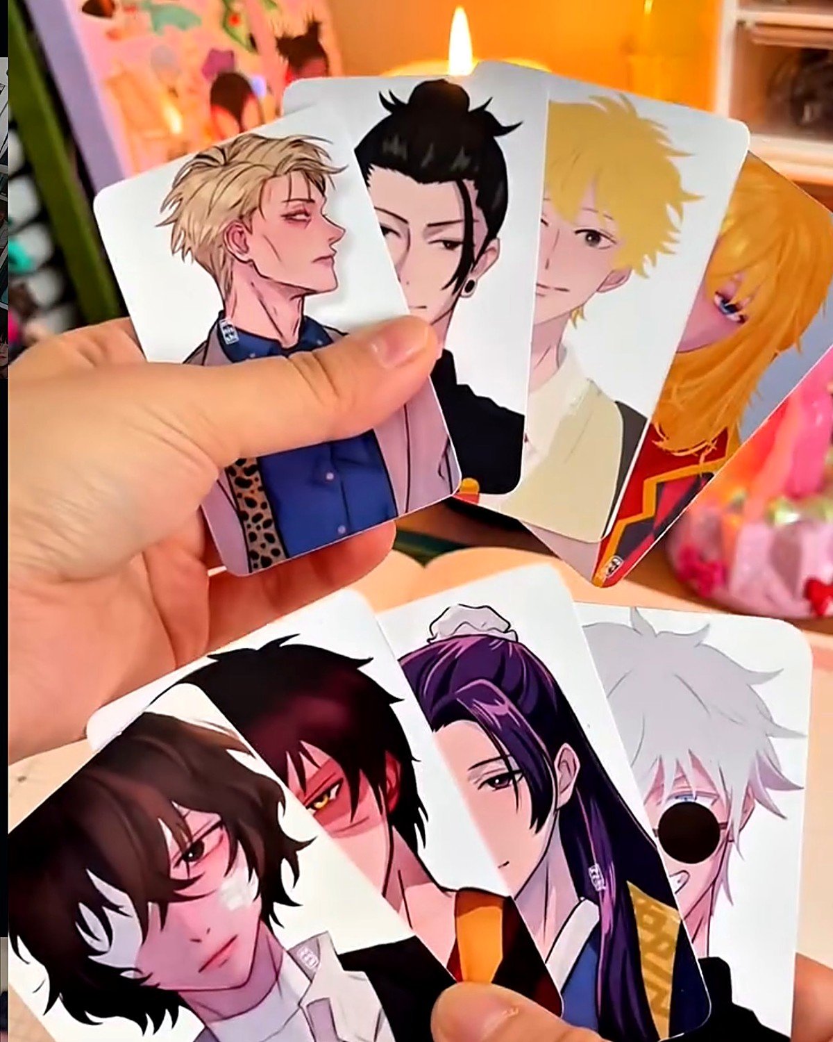 Photocards de anime impressos segurados em leque
